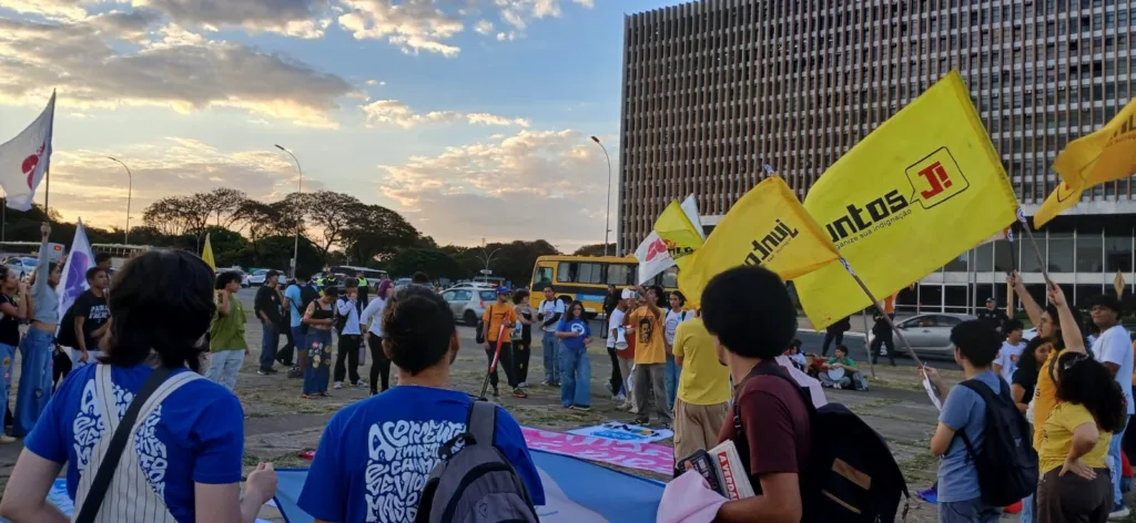 Ato no Buriti reuniu estudantes em favor de melhorias na educação