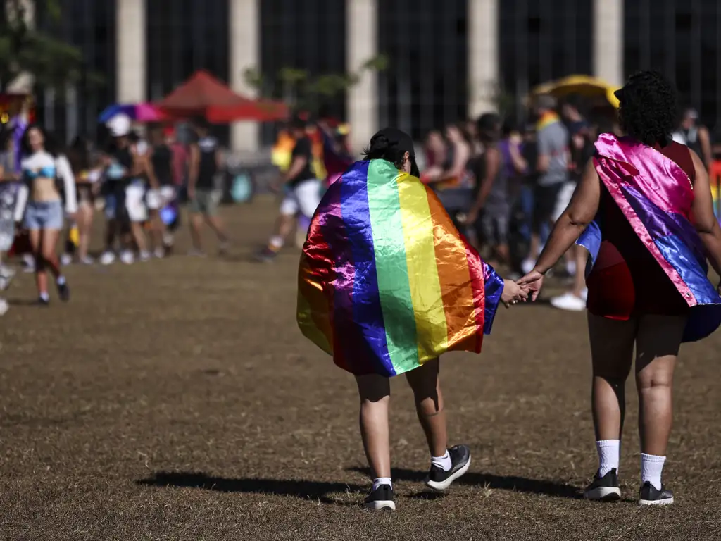 Casal durante Parada LGBT de Brasília (DF)