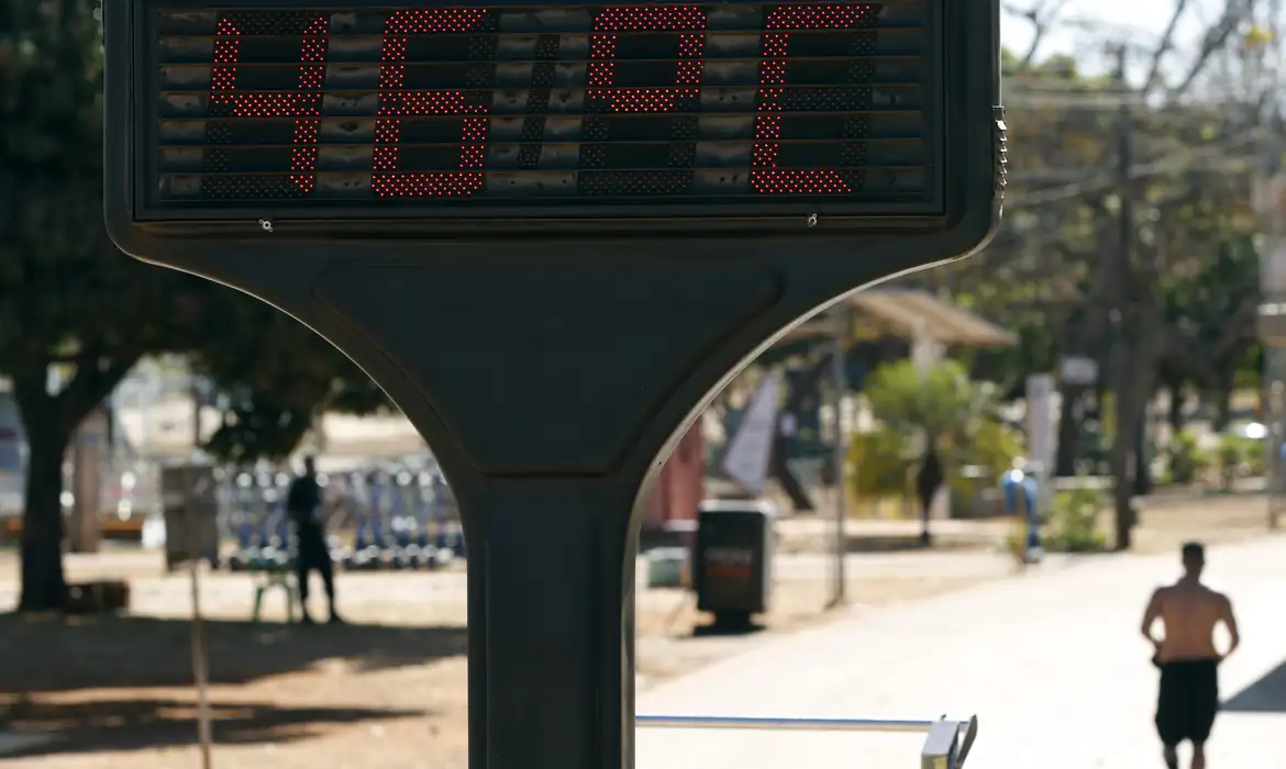 Fotografia de um termômetro digital de rua a marcar 46º