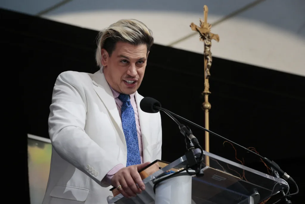 Milo Yiannopoulos, detido pelo ICE, foi apoiador de Trump e estagiário de deputada republicana