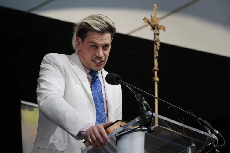 Milo Yiannopoulos, detido pelo ICE, foi apoiador de Trump e estagiário de deputada republicana