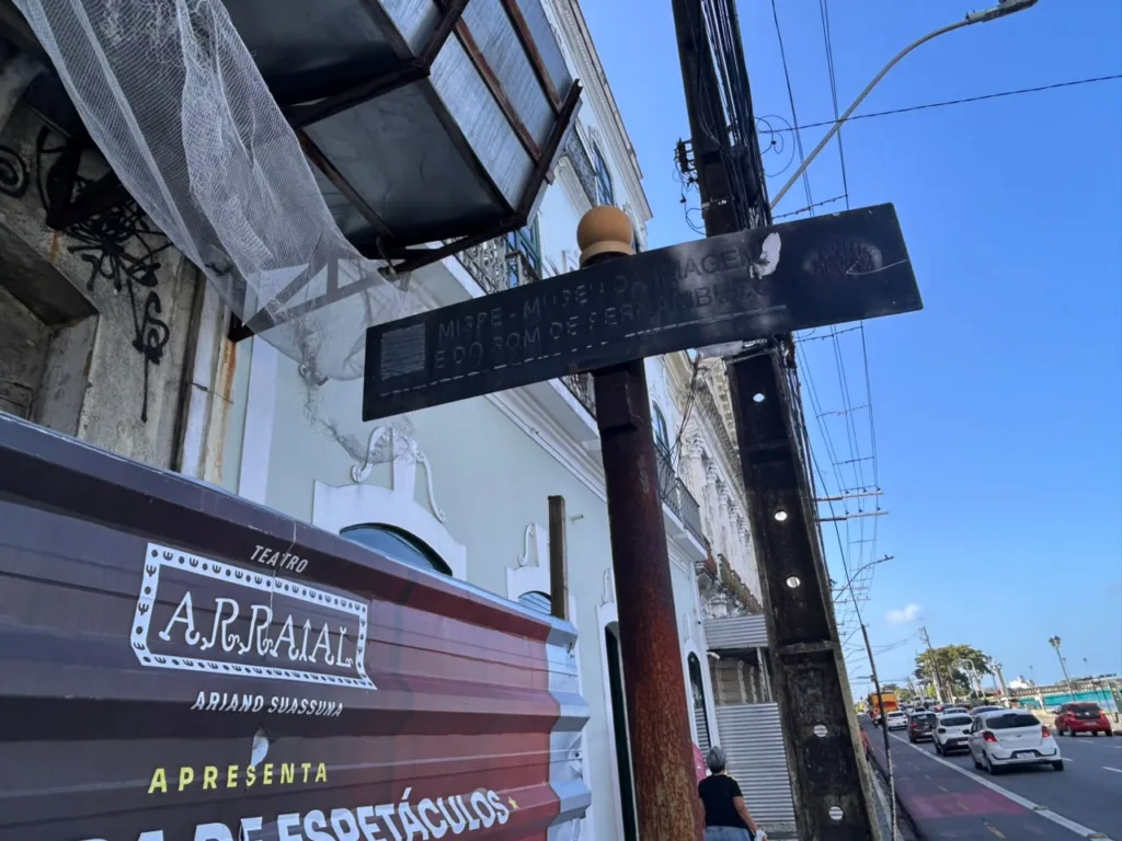 Placa de sinalização do Mispe se encontra desgastada
