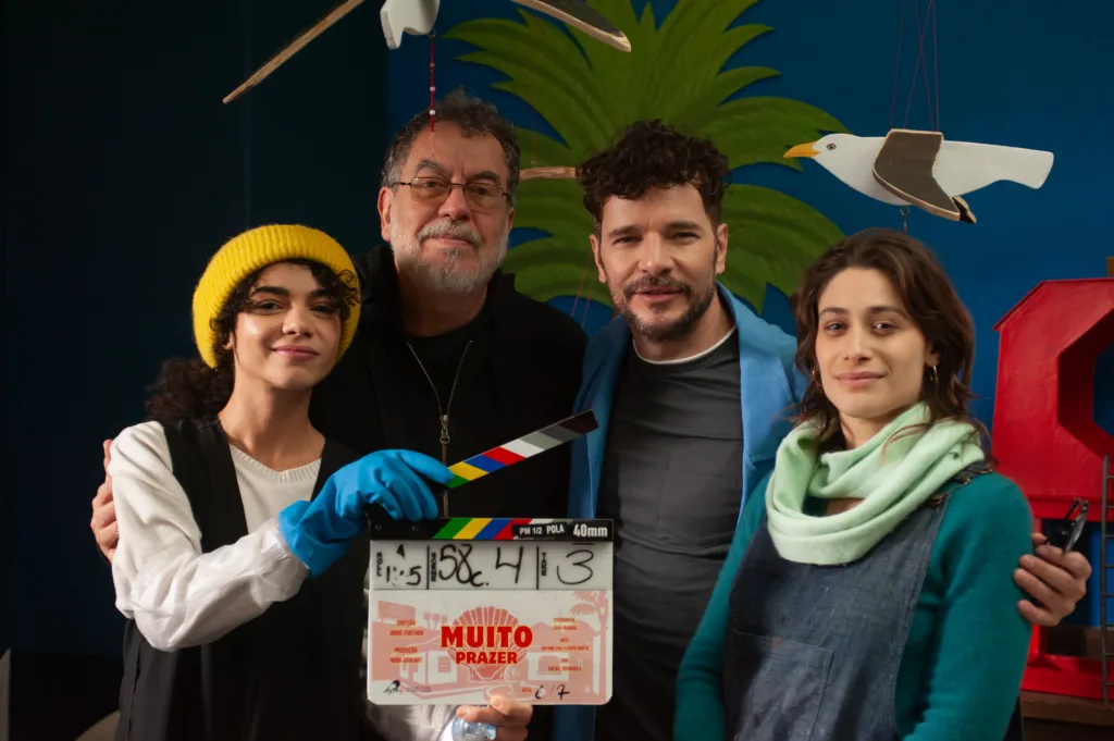 muito-prazersamantha-jones-jorge-furtado-daniel-de-oliveira-e-luisa-arraescredito-fabio-rebelo-3d264796-scaled.webp