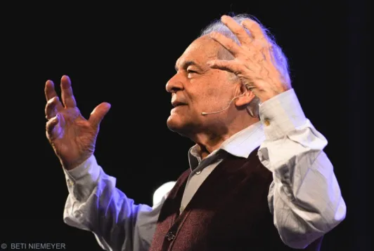 O ator Othon Bastos apresenta o monólogo "Não me entrego, não!" na CAIXA Cultural Brasília