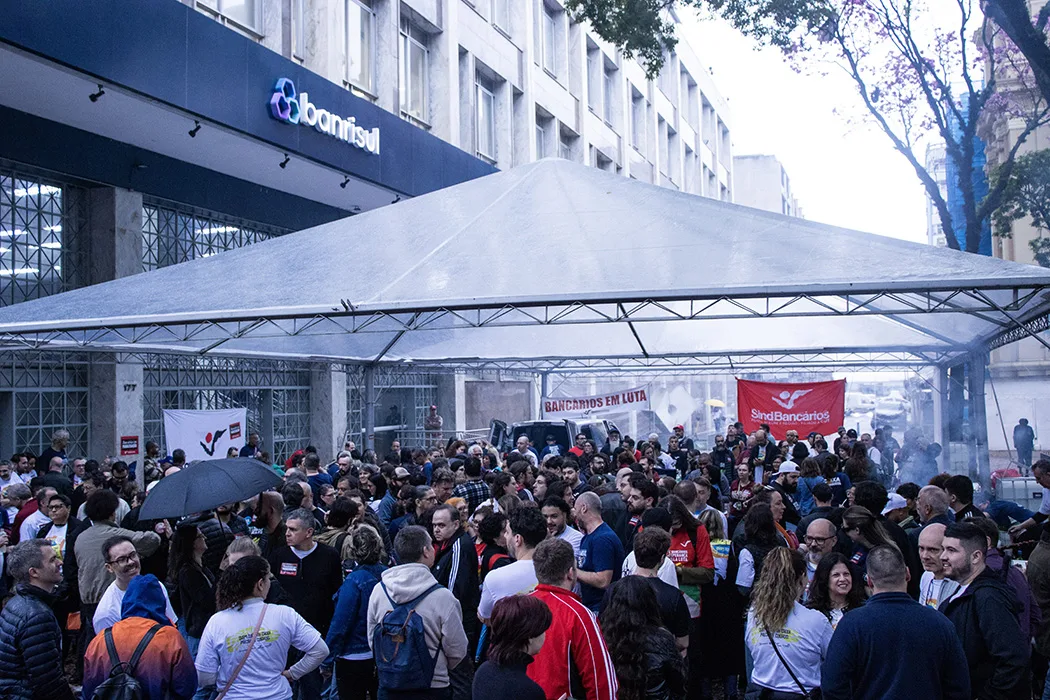 Ato reuniu bancários de diferentes instituições na praça da Alfândega mesmo com a chuva que atingiu Porto Alegre