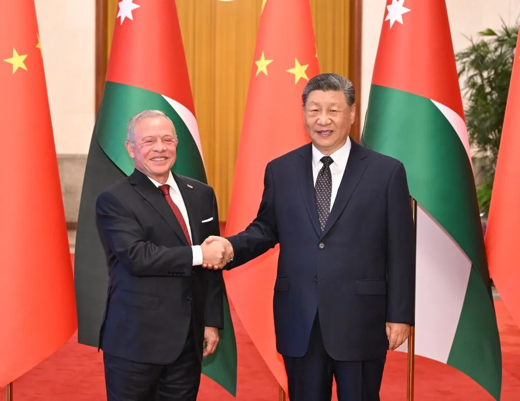 O presidente chinês, Xi Jinping, manteve conversações com o rei do Reino Hachemita da Jordânia, Abdullah II ibn Al Hussein, em Pequim