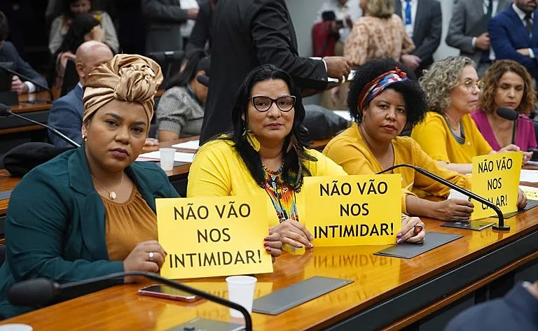 Em 2023, parlamentares mulheres realizam protesto contra intimidações sofridas por votarem contra o marco temporal