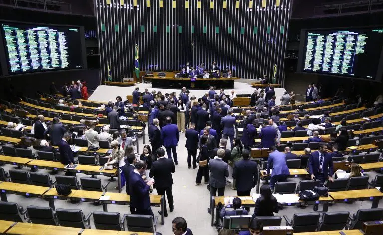Bia Kicis apoiou a PEC da Blindagem e, em 2024, votou contra a manutenção da prisão preventiva do então deputado Chiquinho Brazão