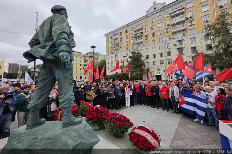Cerimônia em homenagem ao revolucionário cubano na capital russo reuniu membros do PC russo, diplomatas russos e cubanos