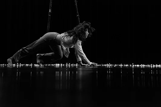 A acrobata Beatrice Martins apresenta POR UM TRIZ no Espaço Cultural Renato Russo