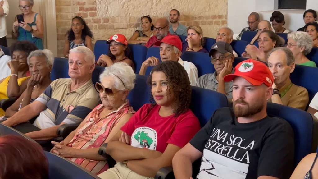 Projeção do documentário “Fidel e Cuba Socialista: Queimar os céus”.