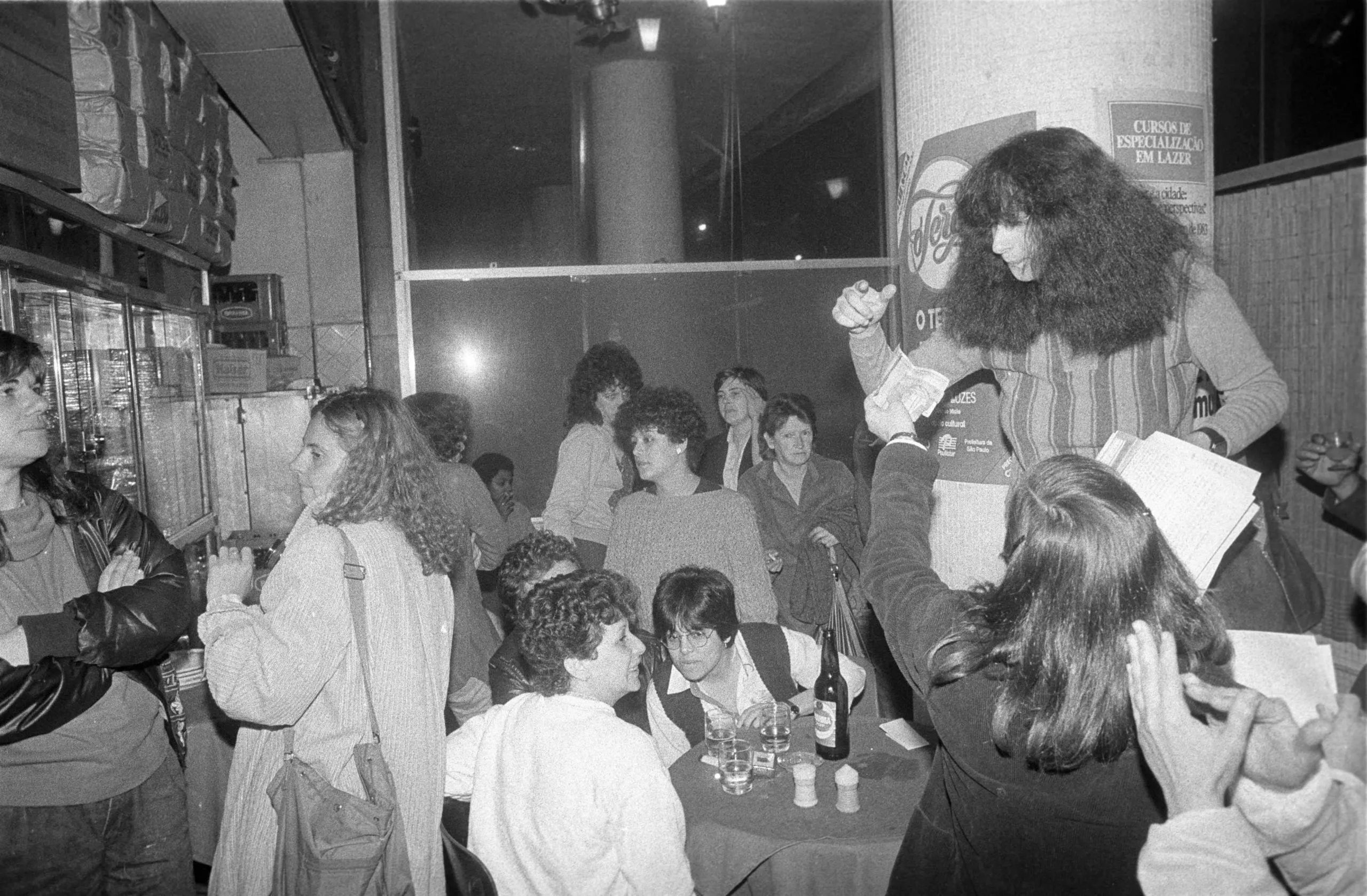 Julia Kumpera recupera no livro “Na noite lésbica” a história do Levante do Ferro’s Bar e das mulheres que transformaram o espaço em território de sociabilidade e luta política.