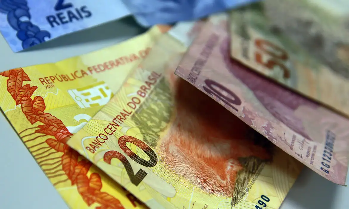 Valor atual do salário mínimo no Brasil é de R$ 1.621
