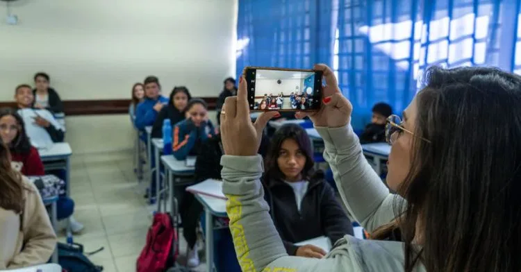 Uso de reconhecimento facial para registrar presença de alunos é suspenso em escolas do Paraná