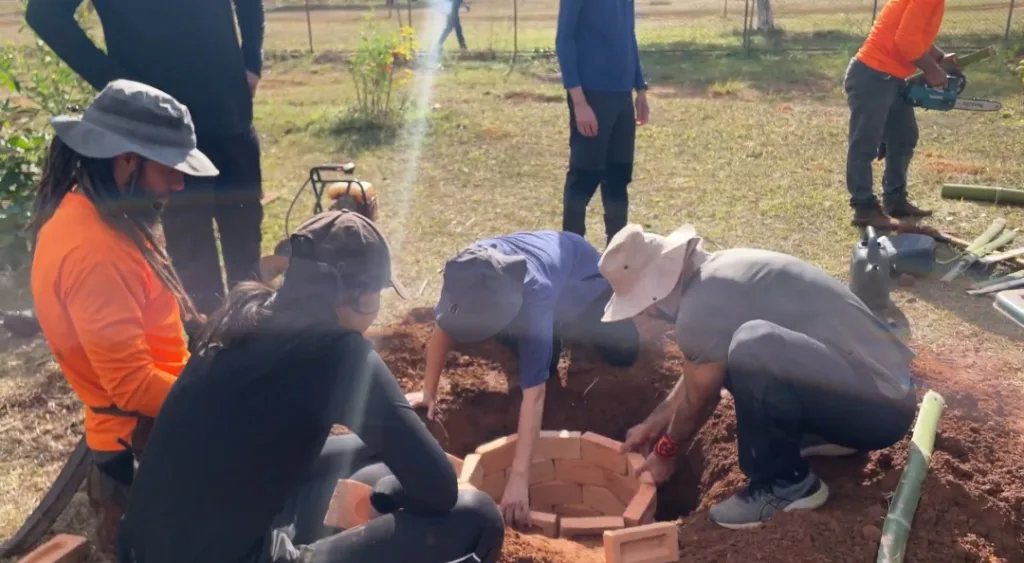 Participantes trabalham em plantação no horto agroflorestal do Guará II