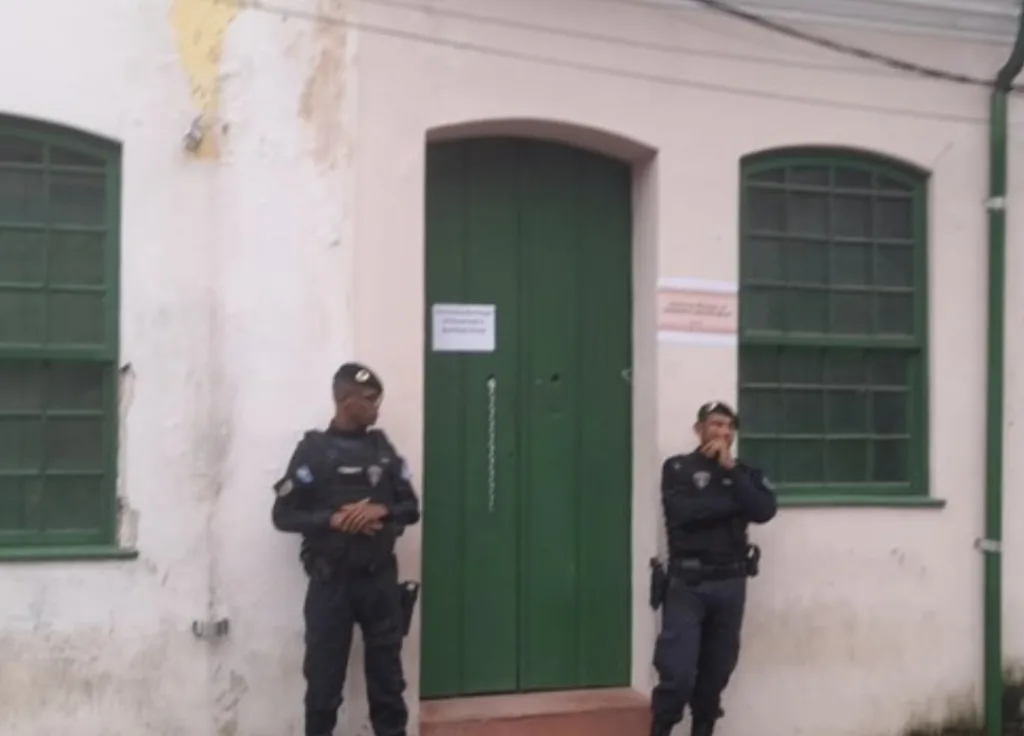 Agentes da guarda municipal diante da Casa das Mulheres de Axé no dia da tentativa de expulsão.