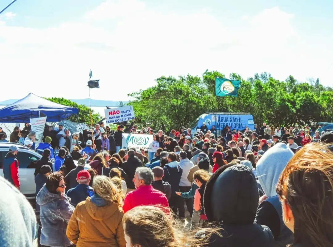 Moradores protestam contra o lançamento de esgoto no rio Tramandaí