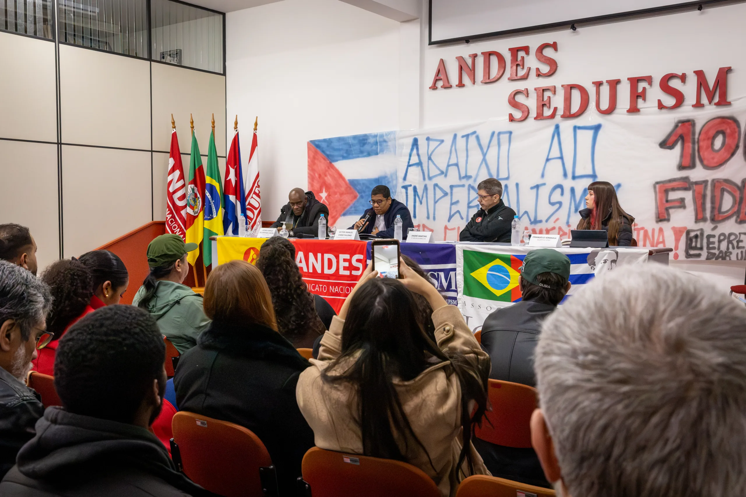 Embaixador de Cuba no Brasil, Victor Manuel Cairo Palomo, participou do debate em Santa Maria