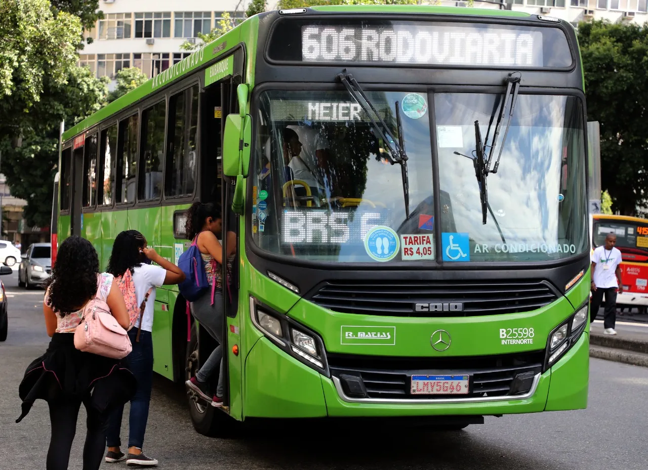 Passageiras embarcam em ônibus da linha 606