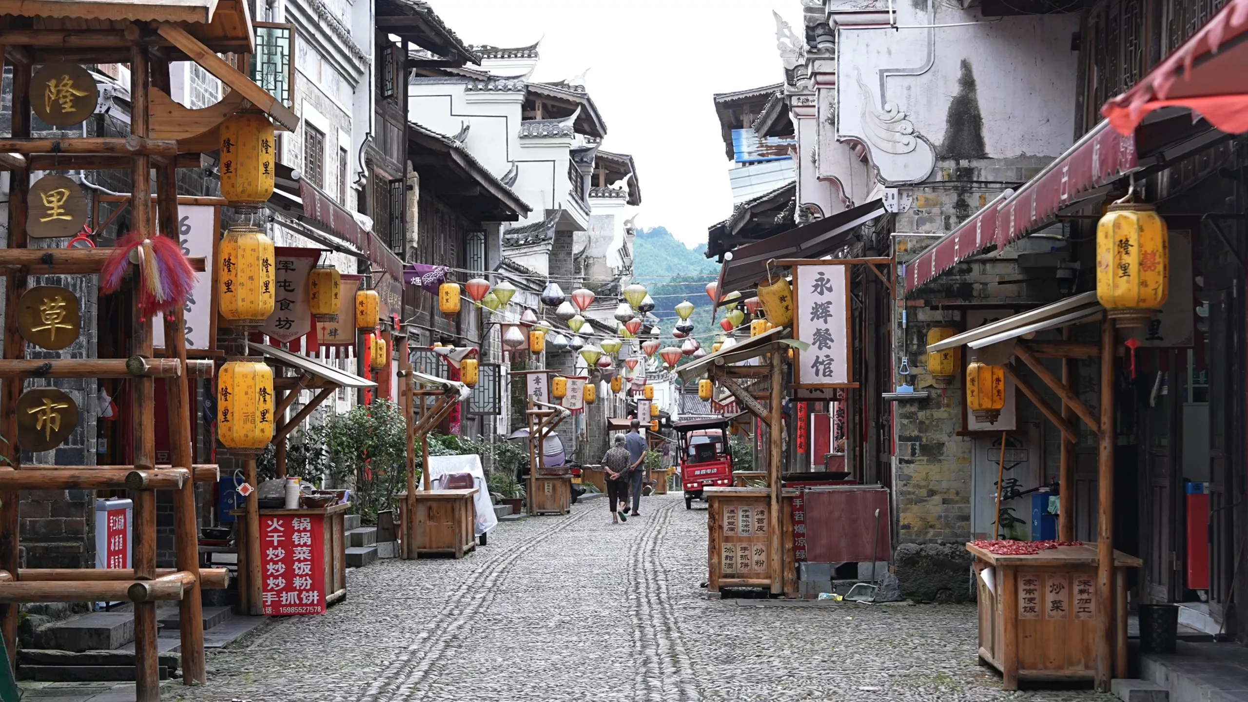 Rua da cidade antiga de Longli, uma antiga fortaleza militar localizada no sudoeste do Condado de Jinping, na província de Guizhou, na China. 4 de agosto de 2024