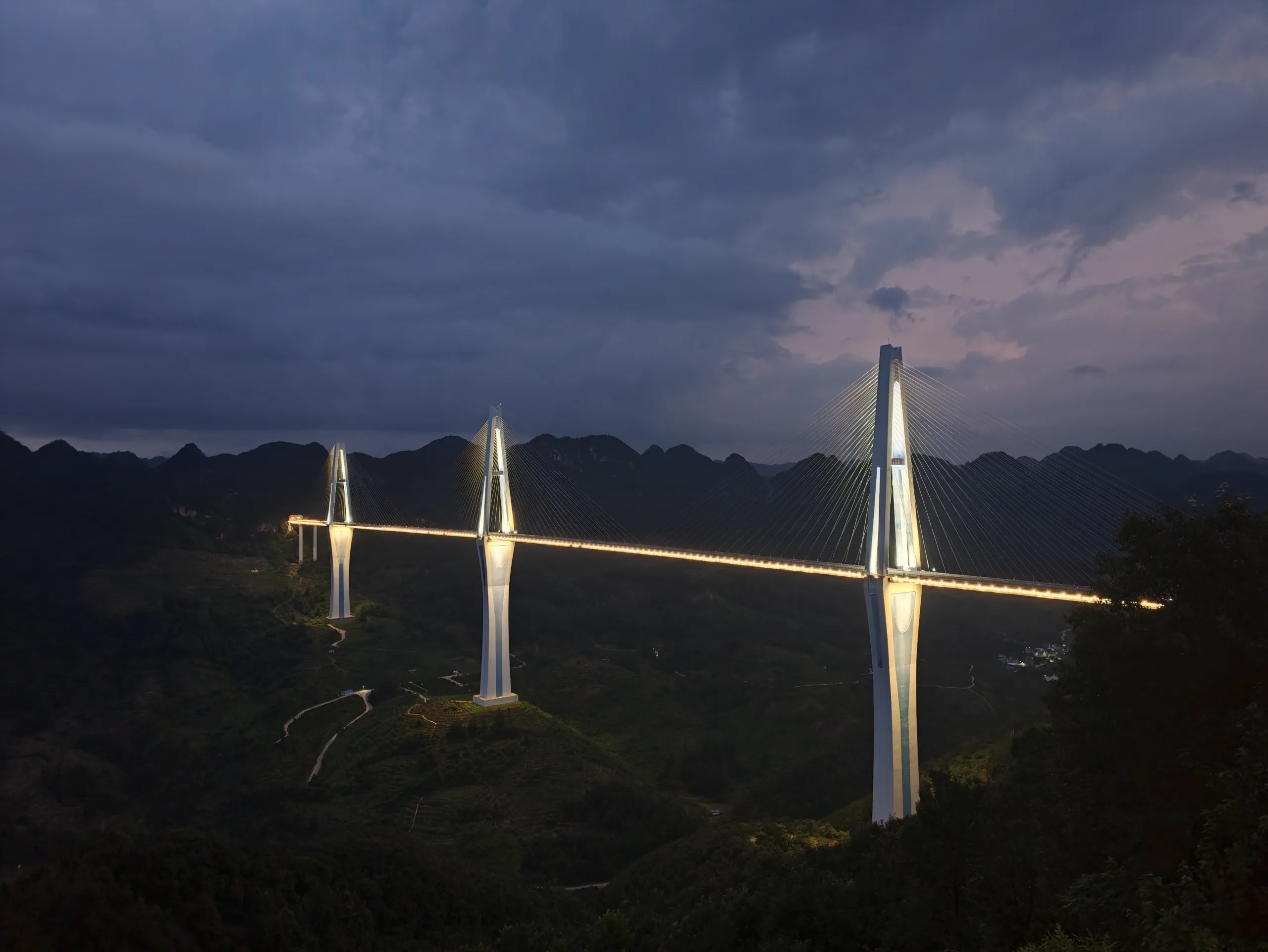 "Ponte do Céu" no condado de Pingtang, na Prefeitura Autônoma Buyei e Miao de Qiannan, província de Guizhou, China. 5 de agosto de 2026