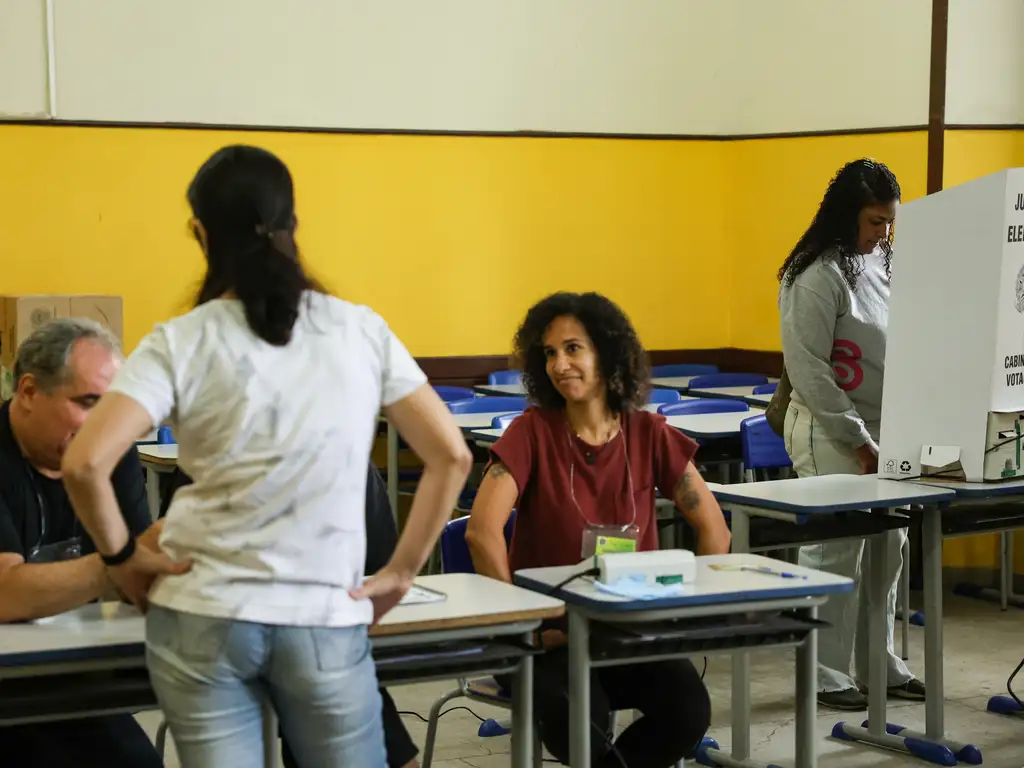 O primeiro turno das eleições de 2026 será realizado em 4 de outubro; 20.769 candidaturas foram registradas pelo TSE.
