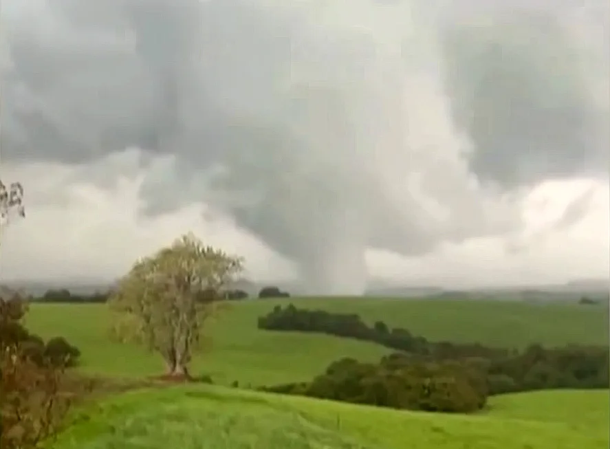 Moradores filmaram tornado em Pedro Osório, segundo fenômeno do tipo registrado no RS em menos de dez dias