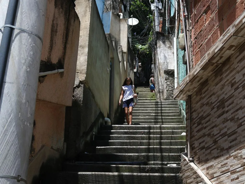 Escadaria localizada no Morro do Adeus, no complexo do Alemão, zona norte do Rio