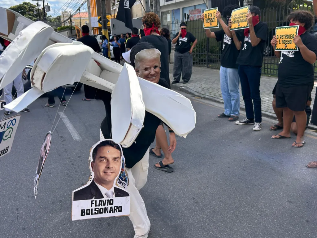 Ato denunciou investidas de Donald Trumpo contra soberania brasileira