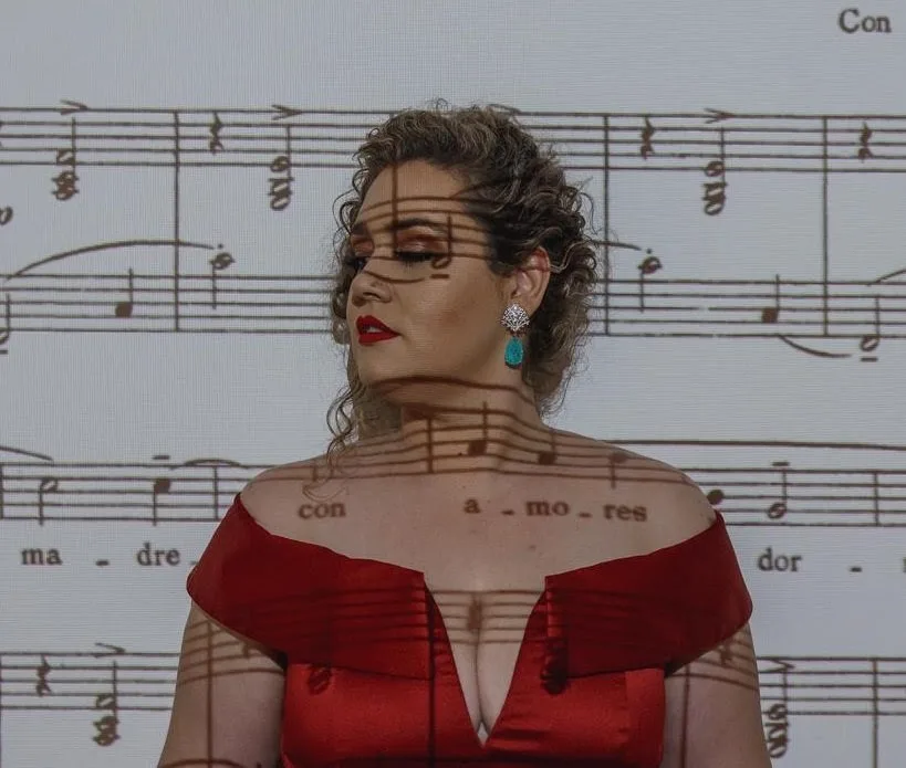 A soprano Yasmini Vargaz vive Maria Francelina Trenes na ópera 'O Último Suspiro de Maria'