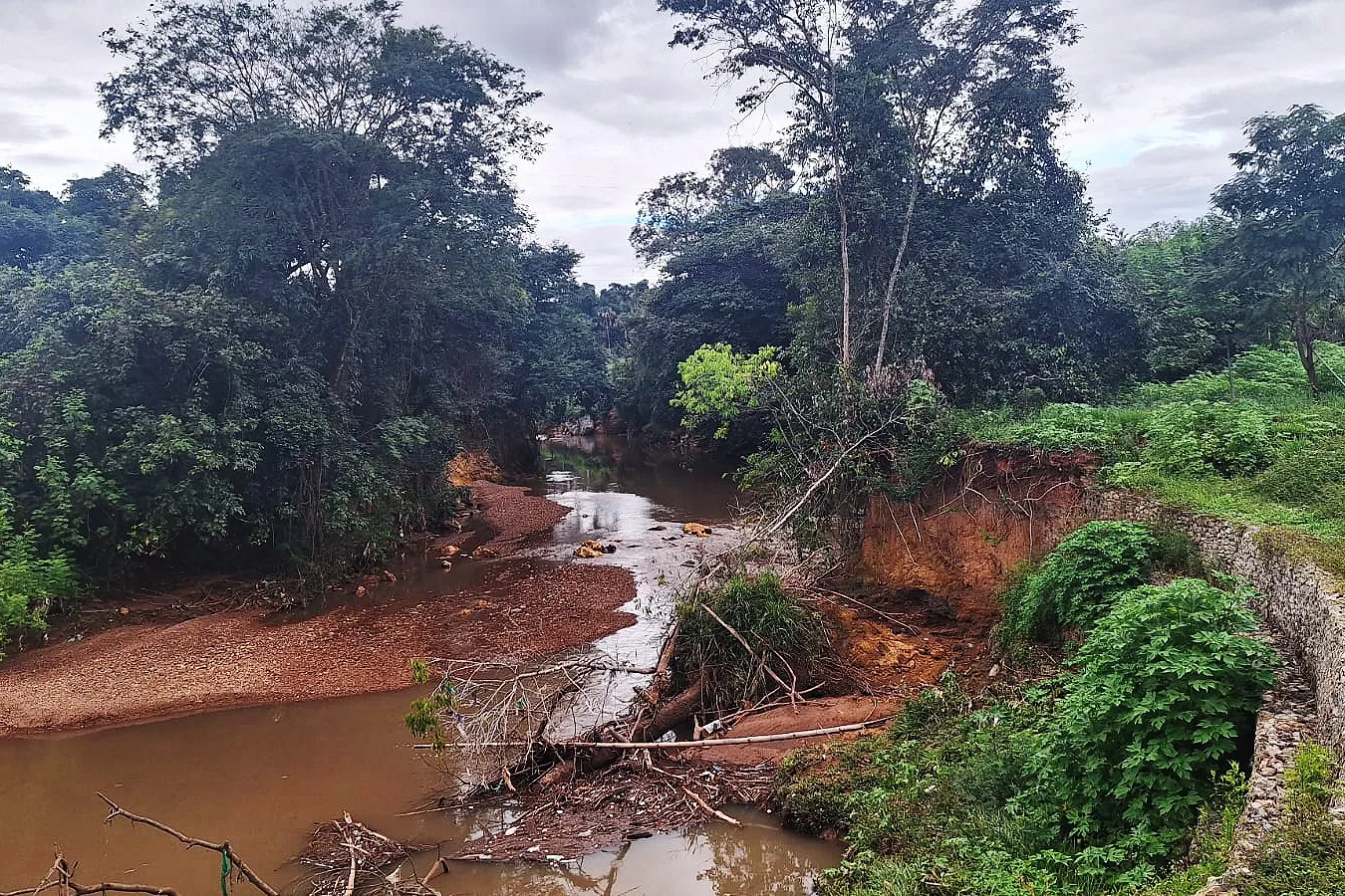 Bacia do Melchior tem sido alvo de despejo irregular de esgoto doméstico e de rejeitos industriais, segundo CPI