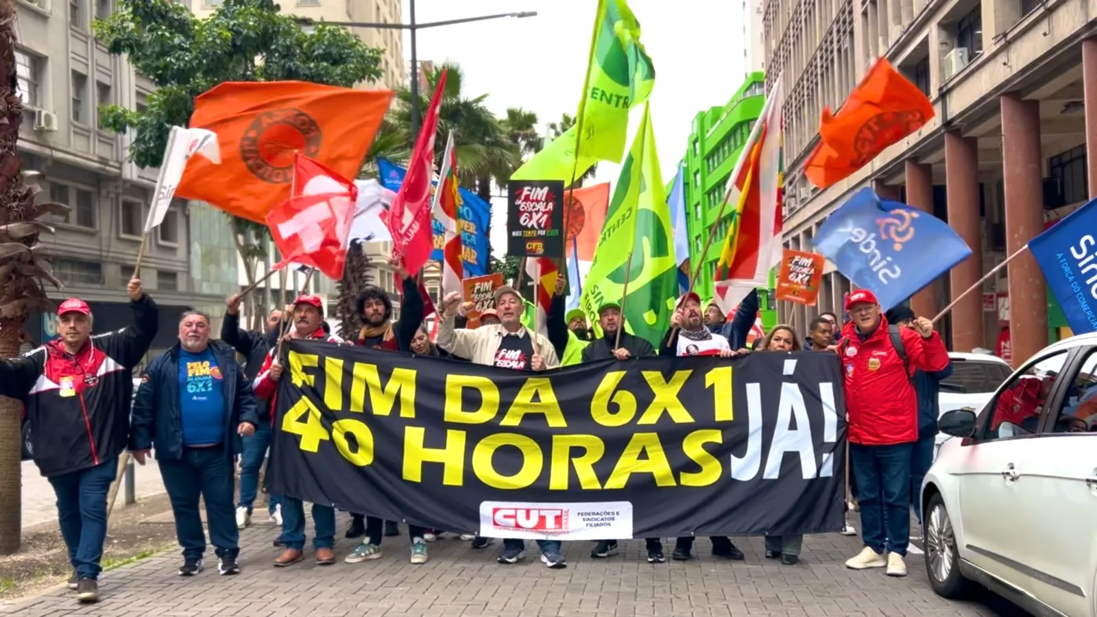 Centrais sindicais mobilizadas em Porto Alegre pela aprovação da proposta que acaba com a escala 6x1 e reduz a jornada sem redução salarial