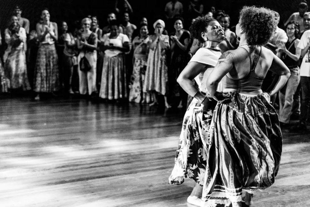 Na roda, a dança é uma forma de expressão, ancestralidade e fortalecimento da identidade das mulheres negras