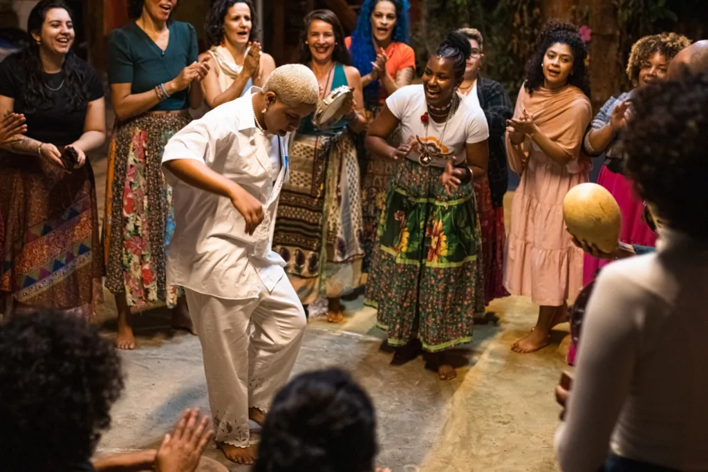 A roda é construída pela interação entre música, canto, percussão e dança, elementos centrais da tradição das sambadeiras