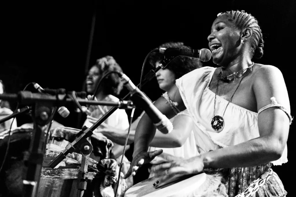 O samba de roda fortalece vínculos comunitários e celebra a cultura afro-brasileira