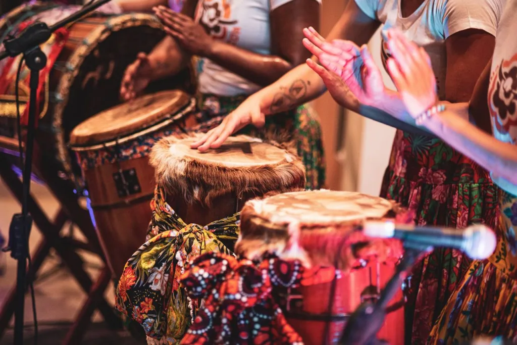 A musicalidade é transmitida coletivamente, valorizando o aprendizado e a preservação dos saberes tradicionais