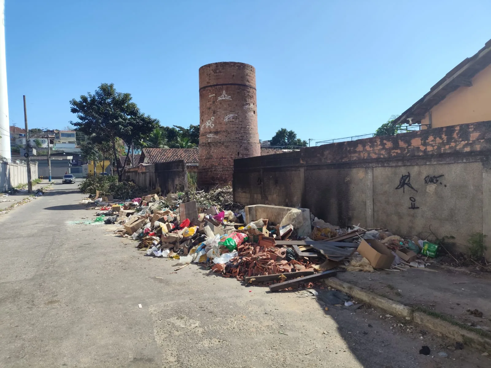 Lixo se acumula há dias na rua Meriti, próximo ao Hospital da Mãe no RJ