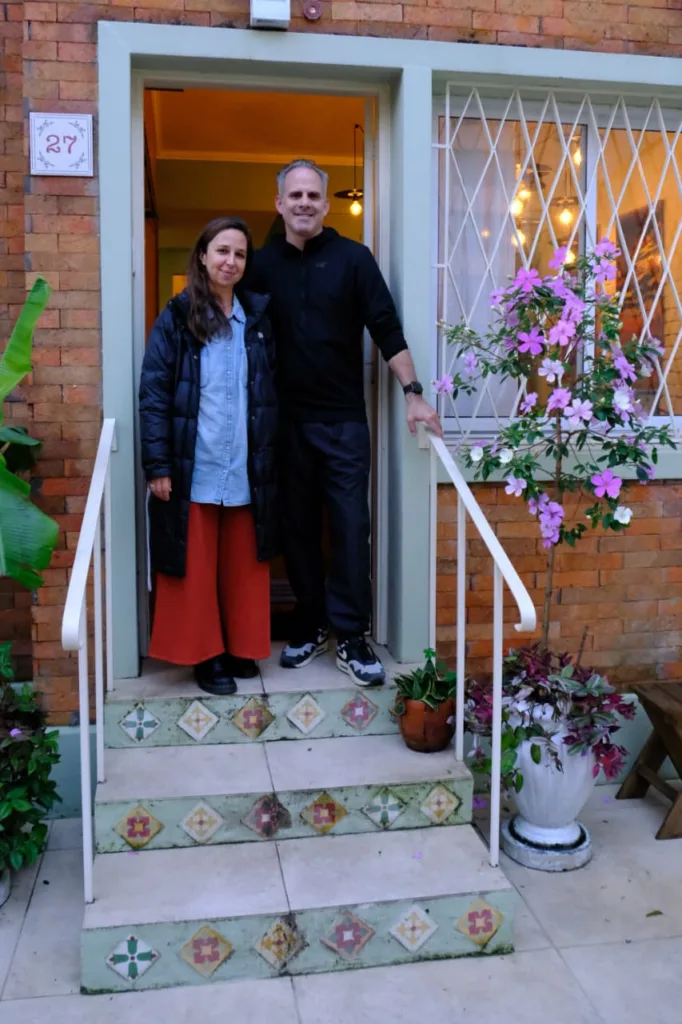 Ele é filho de mãe brasileira e pai americano e ela uma leopoldense que morou por mais de 20 anos em Nova Iorque