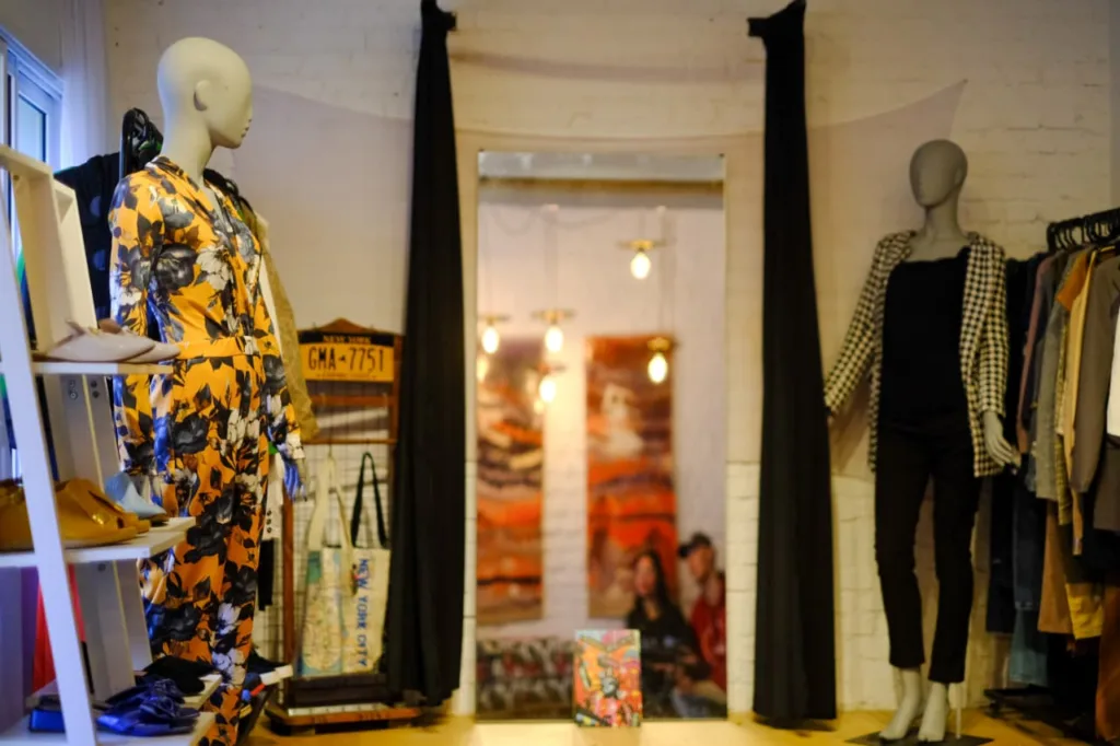 Existe ali também um brechó de roupas, algumas delas criadas por Fabiana, designer com formação em Nova Iorque