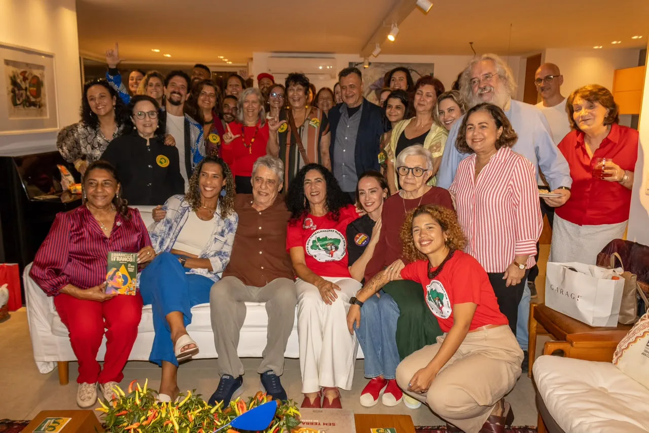 Encontro das candidaturas da chapa de Lula com Chico Buarque e Carol Proner no Rio