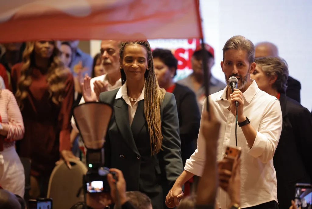 Leandro Grass e Dora Gomes discursaram após a homologação da chapa majoritária 
