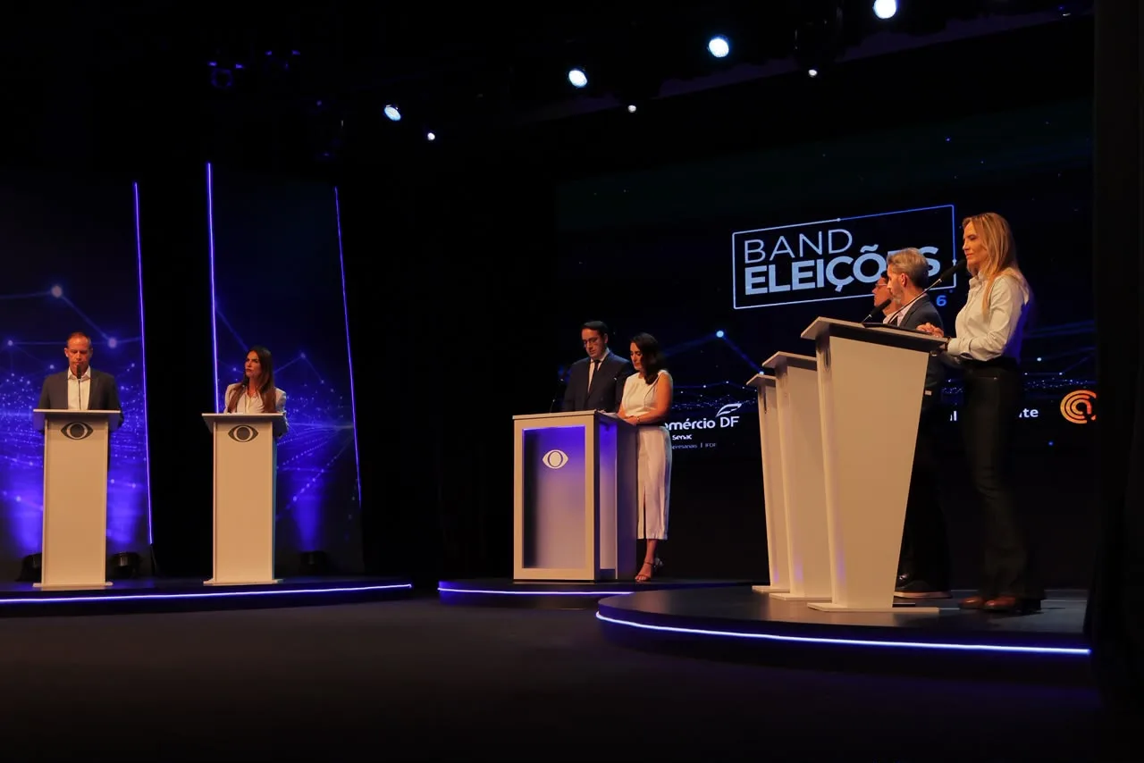 Debate realizado pela Band Brasília neste domingo (9) reuniu os seis pré-candidatos ao governo do Distrito Federal no Teatro do Sesc Ceilândia