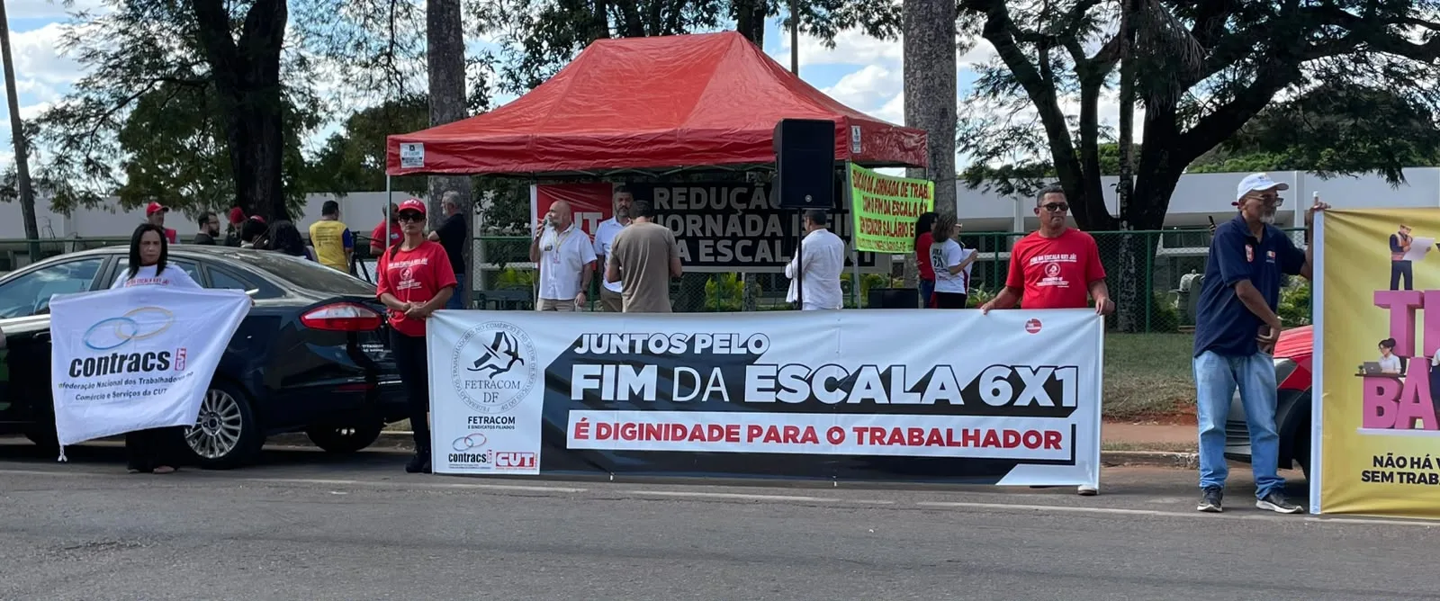 Trabalhadores e representantes de entidades sindicais protestam em frente ao Senado Federal, em Brasília, pelo fim da escala 6x1 e pela redução da jornada de trabalho sem redução salarial