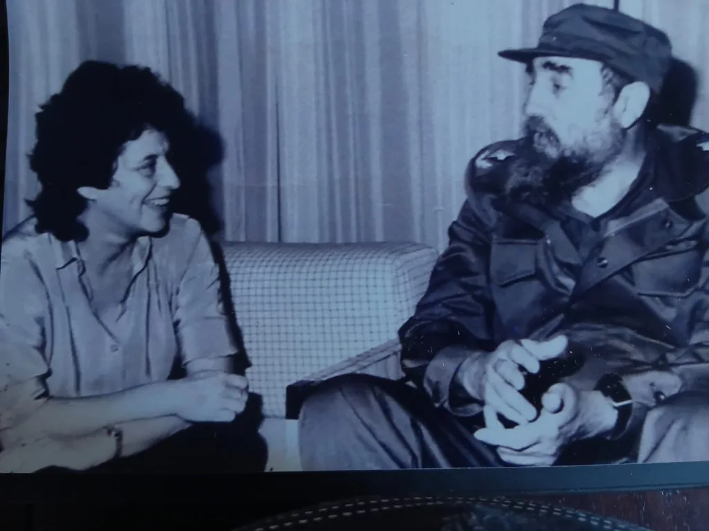 Fotografia em preto e branco de Maria Valéria Rezende com Fidel Castro
