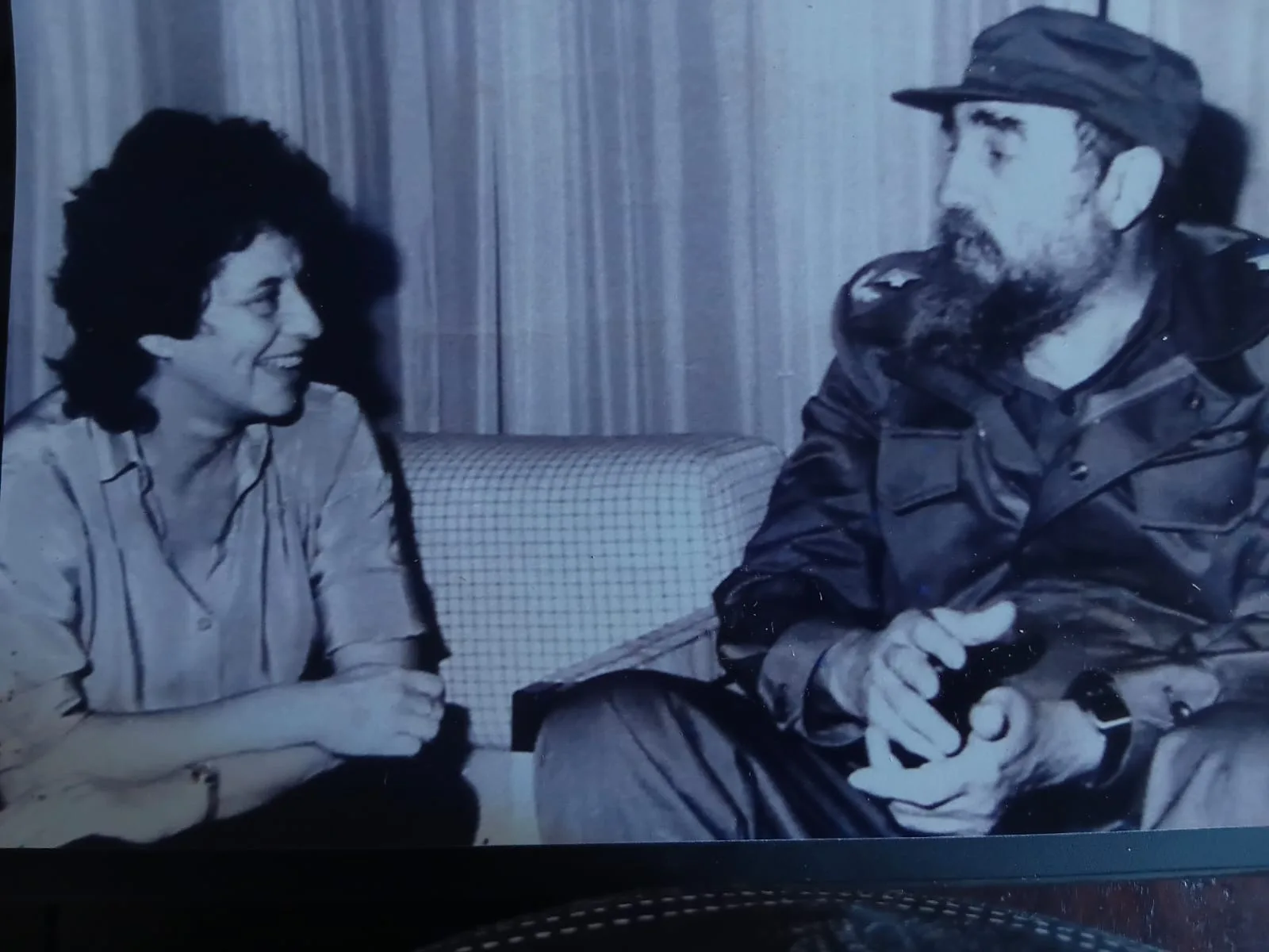 Fotografia em preto e branco de Maria Valéria Rezende com Fidel Castro