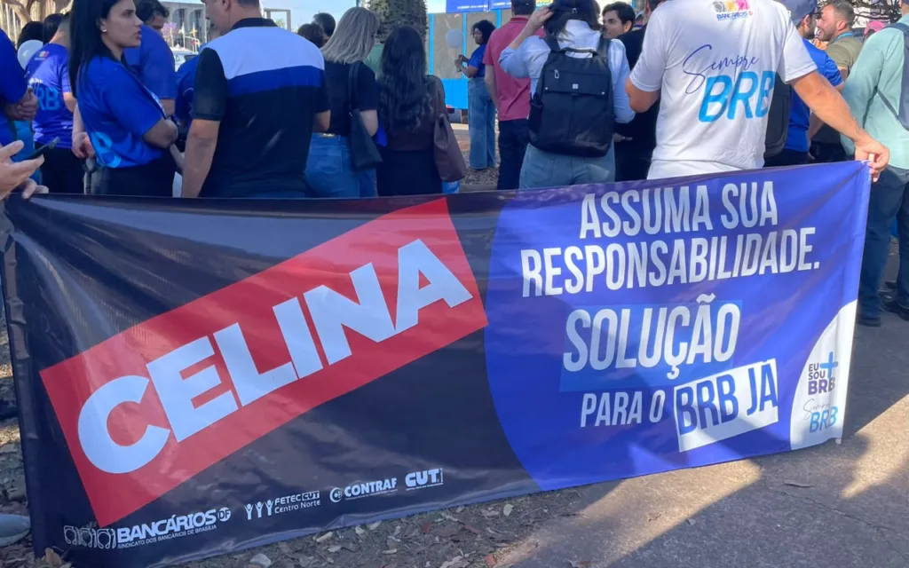 Durante o ato, trabalhadores cobram de Celina Leão responsabilidade pela crise e uma solução para o futuro do BRB