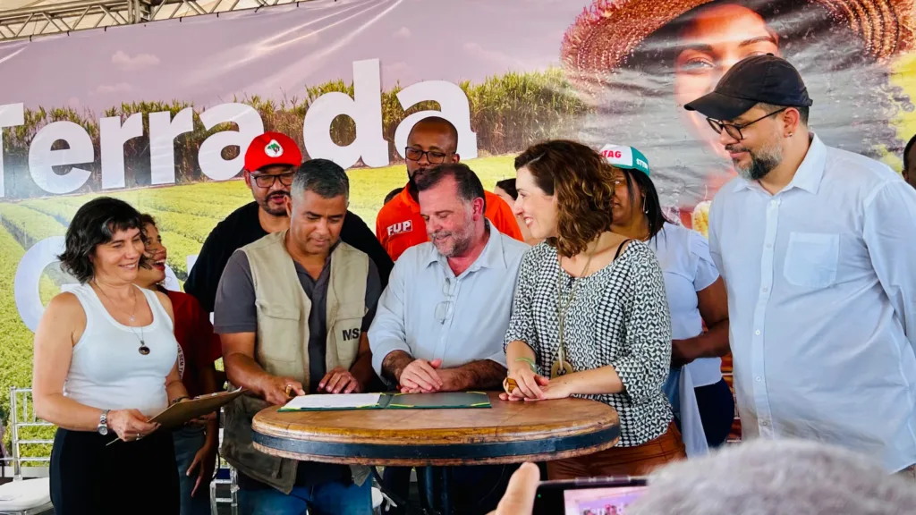 Assinatura dos termos de imissão do posse para criação dos Assentamento 15 de Abril e Terra Abençoada, em Campos (RJ)