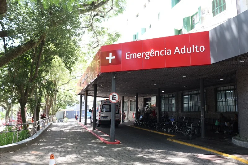 Fachada do Hospital Nossa Senhora da Conceição, em Porto Alegre, referência no atendimento a pessoas vivendo com HIV desde a década de 1980