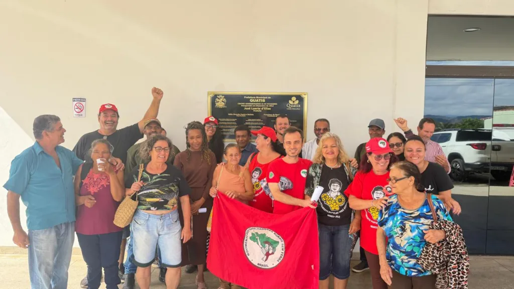 Famílias do Assentamento Irmã Dorothy no dia da licitação do Pnae na Prefeitura de Quatis (RJ)