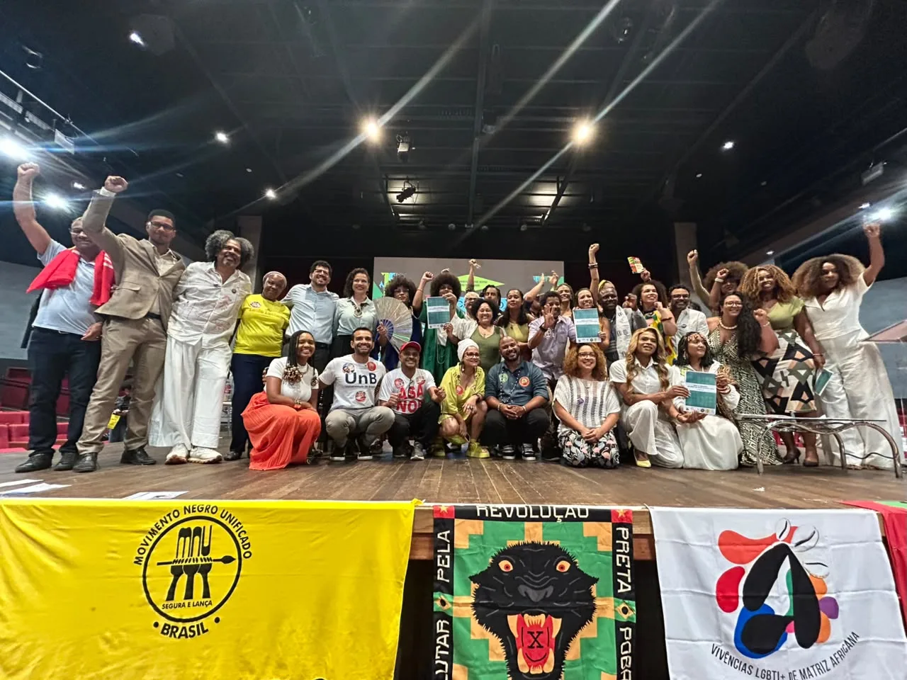 Candidaturas e representantes de movimentos negros participaram do encontro realizado no Teatro dos Bancários, em Brasília